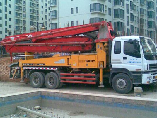 混凝土泵（利用压力将混凝土沿管道连续输送的机械）