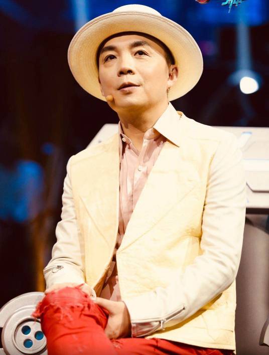 方俊（中国舞林总教头、国际标准舞舞者、教师、WDC世界舞蹈总会国际评审、DAT英国皇家舞蹈教师协会高级院士）