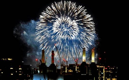 烟花(以烟火药为原料,用于产生声光色的娱乐用品)