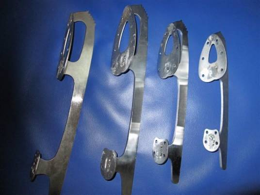 冰刀（冰鞋底下的钢制刀状物）