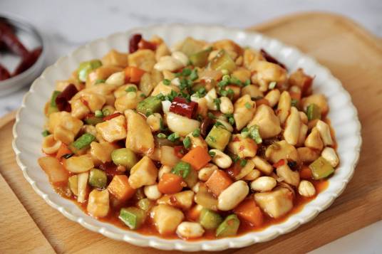 宫保鸡丁（中国四川、山东、北京和贵州的一道传统名菜）