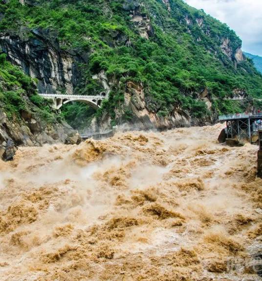 山洪（山区溪沟中发生的暴涨洪水）