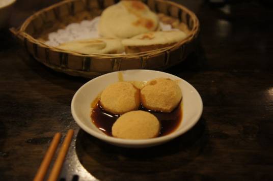 三大炮(以糯米,红糖,芝麻,黄豆等制作的小吃)