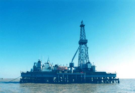 坐底式钻井平台