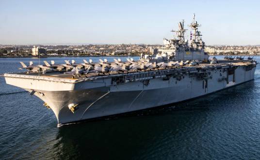 的黎波里号两栖攻击舰