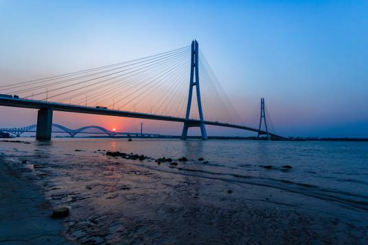 南京大胜关长江大桥（中国江苏省南京市境内的跨江大桥）