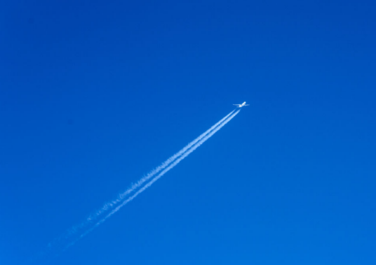 飞机云(飞机引擎排出的浓缩水蒸气形成的可见尾迹)